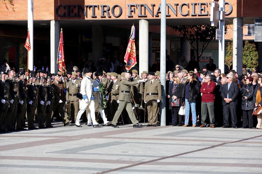 Detalle militares con uniforme retro portando corona de laurel
