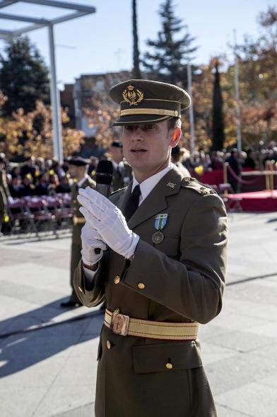 Detalle capitán del ejercito de tierra con uniforme de gala
