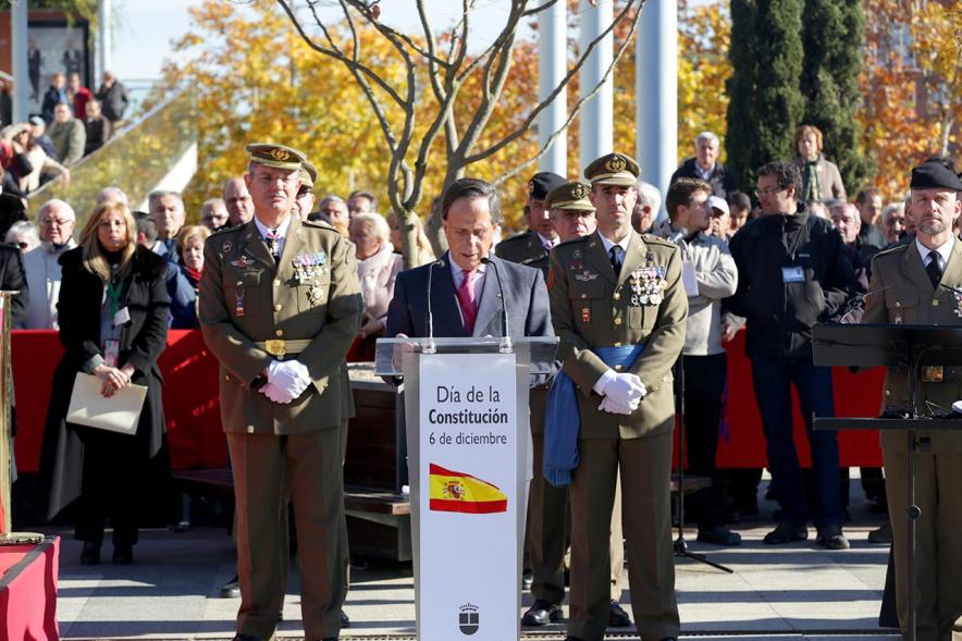 Detalle alcalde García de Vinuesa durante el discurso con militares a sus lados