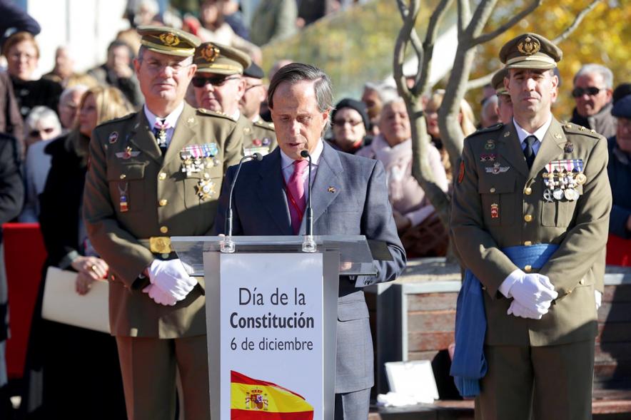 detalle plano medio de alcalde García de Vinuesa durante el discurso con militares a su lado