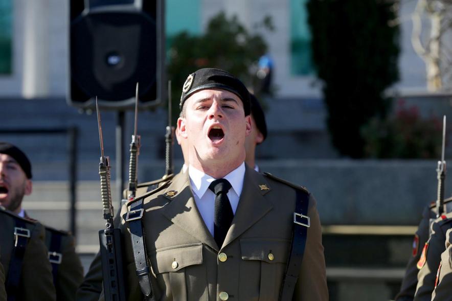 Detalle militar cantando en firmes