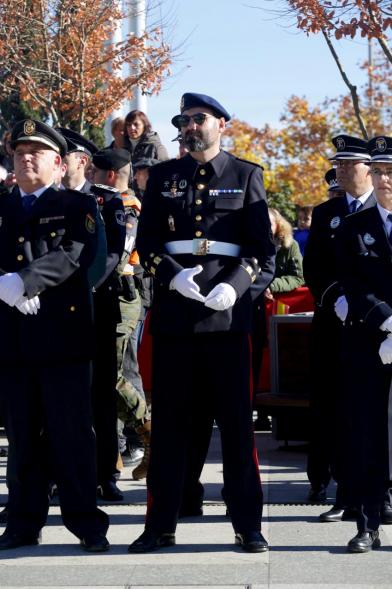 detalle policías con uniforme de gala