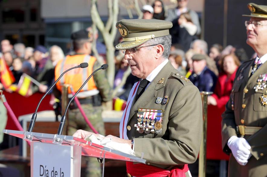 Detalle plano cercano lateral de militar dando su discurso