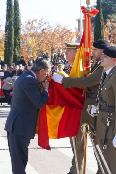 Ciudadano jurando bandera en Plaza Mayor de Alcobendas