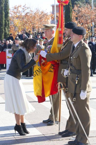 Ciudadano jurando bandera en Plaza Mayor de Alcobendas
