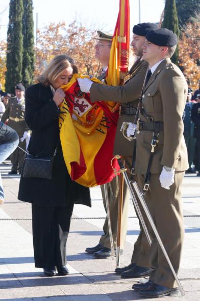 Ciudadano jurando bandera en Plaza Mayor de Alcobendas