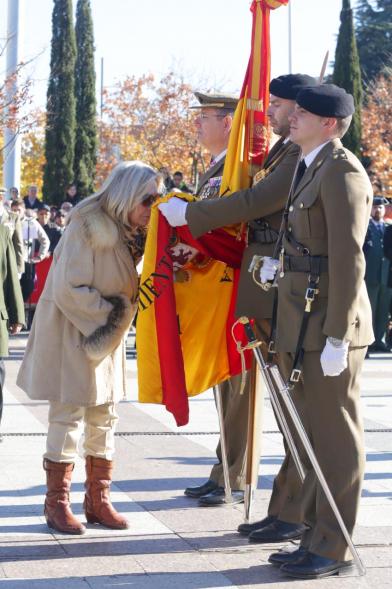Ciudadano jurando bandera en Plaza Mayor de Alcobendas