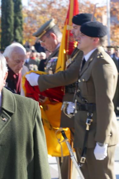 Ciudadano jurando bandera en Plaza Mayor de Alcobendas