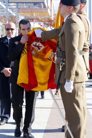 Ciudadano jurando bandera en Plaza Mayor de Alcobendas