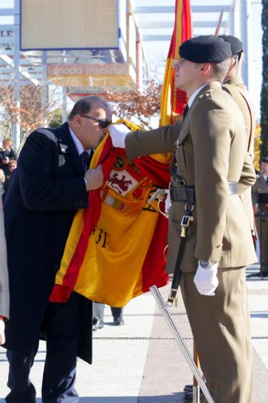 Ciudadano jurando bandera en Plaza Mayor de Alcobendas