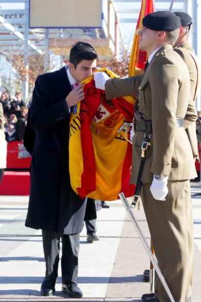 Ciudadano jurando bandera en Plaza Mayor de Alcobendas