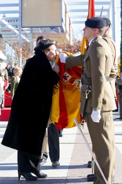 Ciudadano jurando bandera en Plaza Mayor de Alcobendas