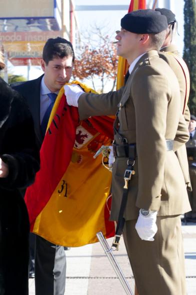 Ciudadano jurando bandera en Plaza Mayor de Alcobendas