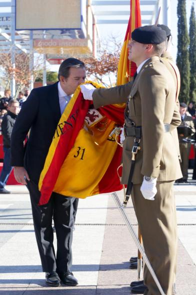 Ciudadano jurando bandera en Plaza Mayor de Alcobendas