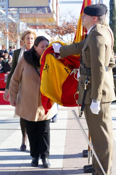 Ciudadano jurando bandera en Plaza Mayor de Alcobendas