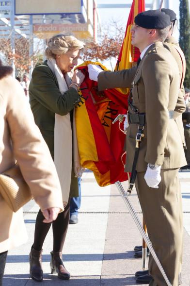 Ciudadano jurando bandera en Plaza Mayor de Alcobendas