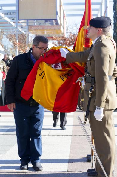 Ciudadano jurando bandera en Plaza Mayor de Alcobendas