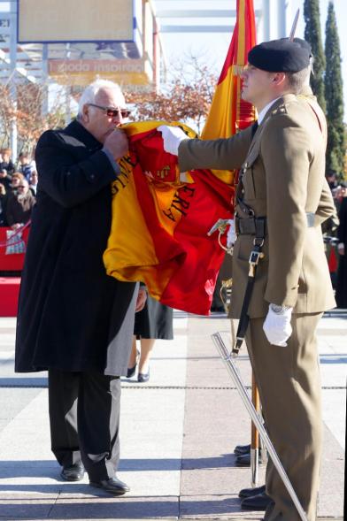 Ciudadano jurando bandera en Plaza Mayor de Alcobendas