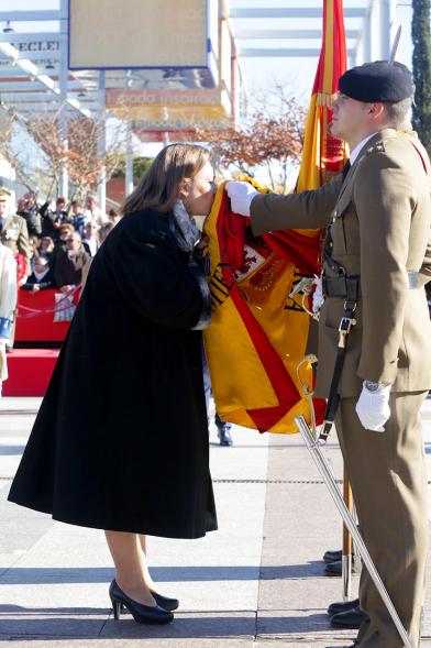 Ciudadano jurando bandera en Plaza Mayor de Alcobendas