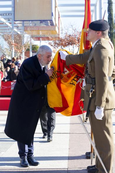 Ciudadano jurando bandera en Plaza Mayor de Alcobendas