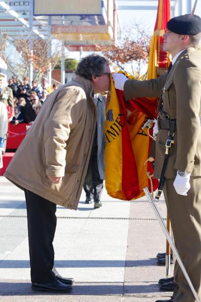 Ciudadano jurando bandera en Plaza Mayor de Alcobendas