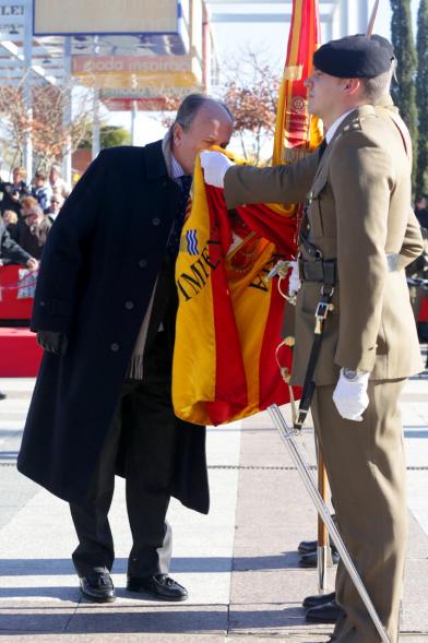 Ciudadano jurando bandera en Plaza Mayor de Alcobendas