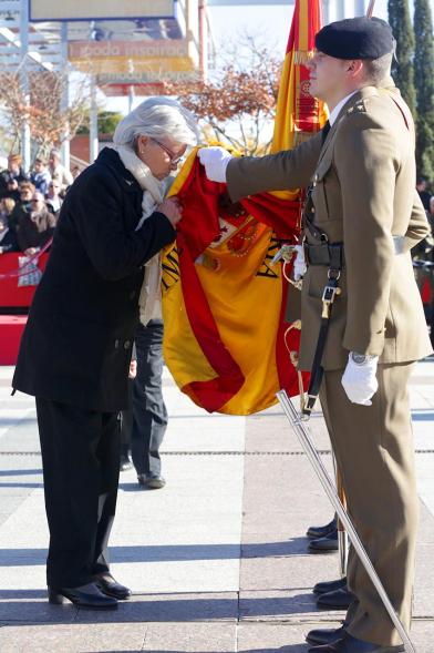 Ciudadano jurando bandera en Plaza Mayor de Alcobendas