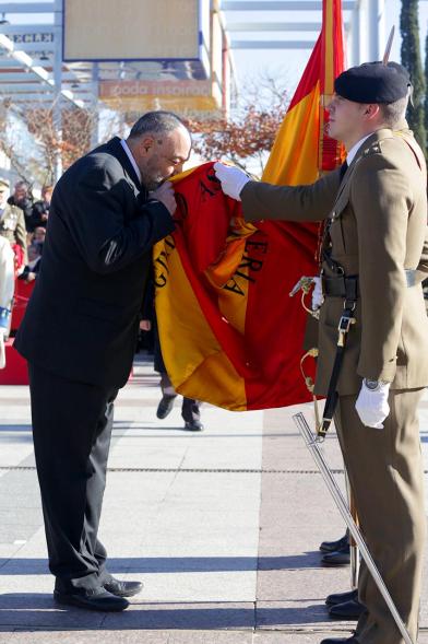 Ciudadano jurando bandera en Plaza Mayor de Alcobendas