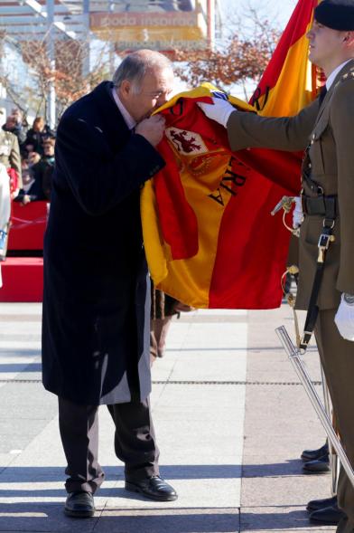 Ciudadano jurando bandera en Plaza Mayor de Alcobendas