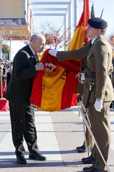 Ciudadano jurando bandera en Plaza Mayor de Alcobendas