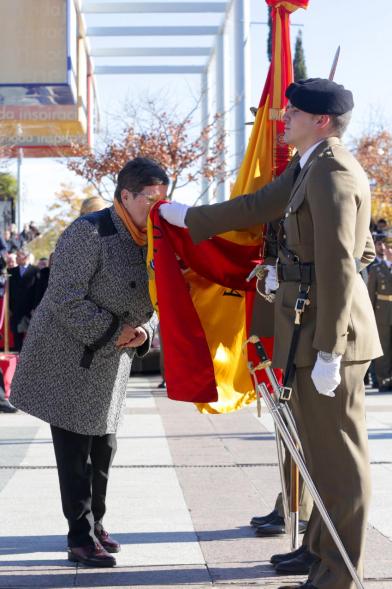 Ciudadano jurando bandera en Plaza Mayor de Alcobendas