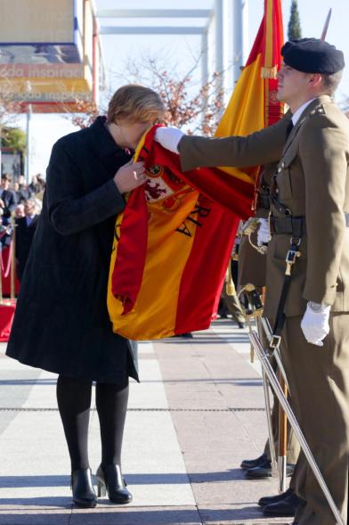 Ciudadano jurando bandera en Plaza Mayor de Alcobendas