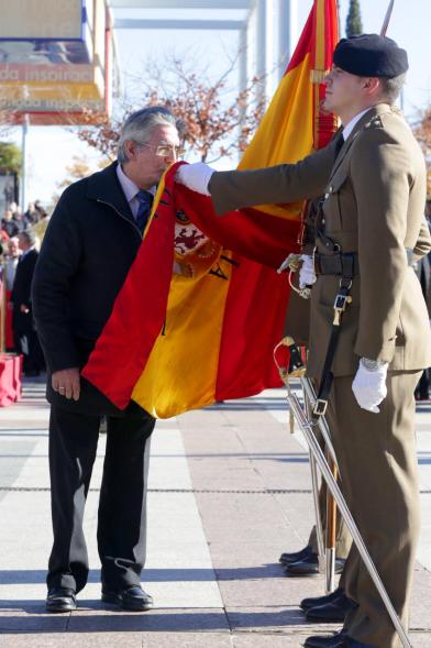 Ciudadano jurando bandera en Plaza Mayor de Alcobendas