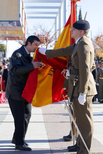 Ciudadano jurando bandera en Plaza Mayor de Alcobendas