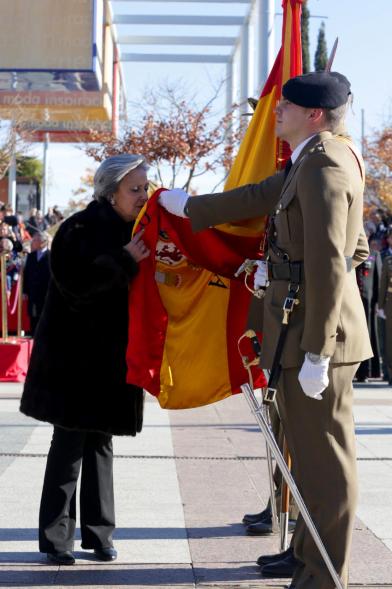 Ciudadano jurando bandera en Plaza Mayor de Alcobendas