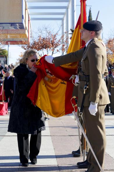 Ciudadano jurando bandera en Plaza Mayor de Alcobendas