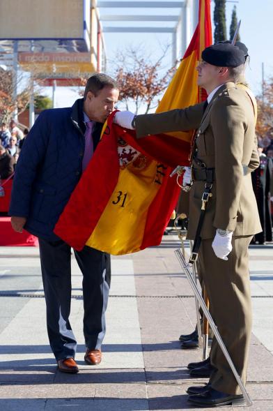 Ciudadano jurando bandera en Plaza Mayor de Alcobendas