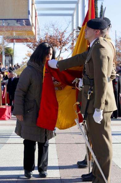 Ciudadano jurando bandera en Plaza Mayor de Alcobendas