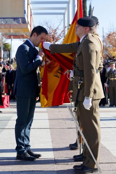 Ciudadano jurando bandera en Plaza Mayor de Alcobendas
