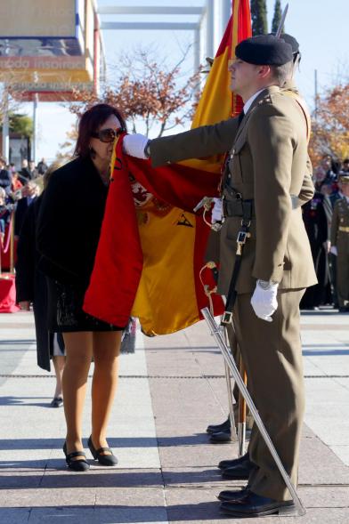 Ciudadano jurando bandera en Plaza Mayor de Alcobendas