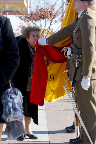 Ciudadano jurando bandera en Plaza Mayor de Alcobendas
