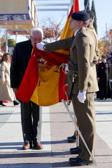 Ciudadano jurando bandera en Plaza Mayor de Alcobendas