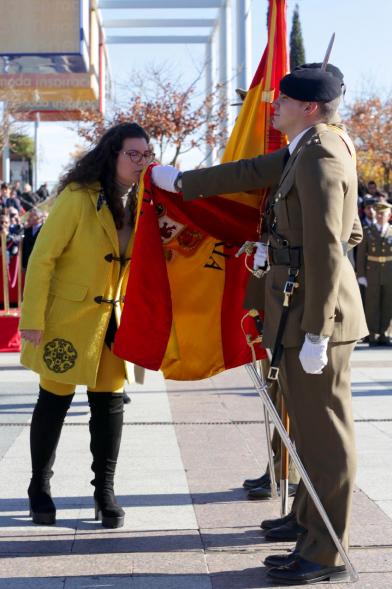 Ciudadano jurando bandera en Plaza Mayor de Alcobendas