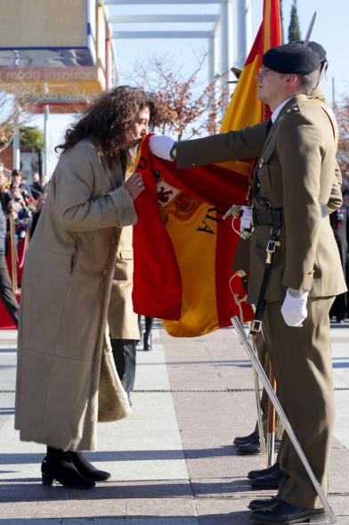 Ciudadano jurando bandera en Plaza Mayor de Alcobendas