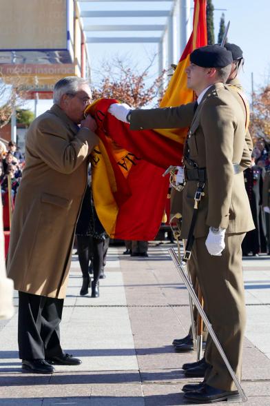 Ciudadano jurando bandera en Plaza Mayor de Alcobendas