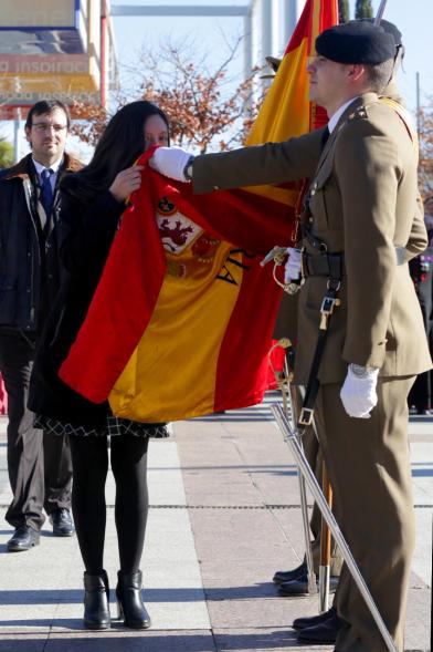 Ciudadano jurando bandera en Plaza Mayor de Alcobendas