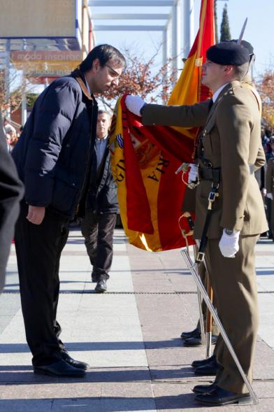 Ciudadano jurando bandera en Plaza Mayor de Alcobendas