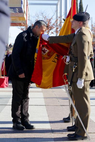 Ciudadano jurando bandera en Plaza Mayor de Alcobendas