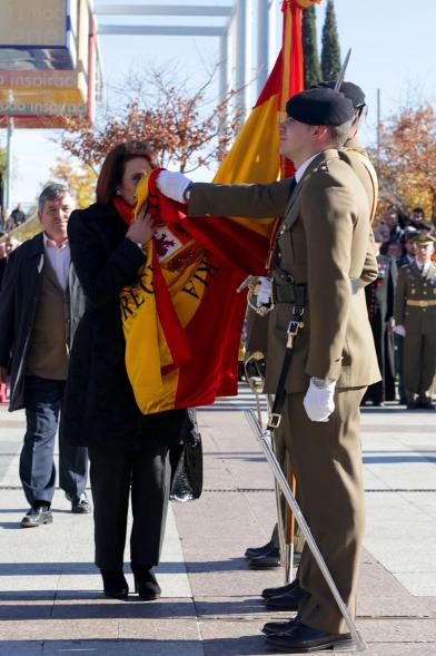 Ciudadano jurando bandera en Plaza Mayor de Alcobendas