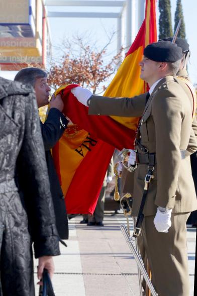 Ciudadano jurando bandera en Plaza Mayor de Alcobendas